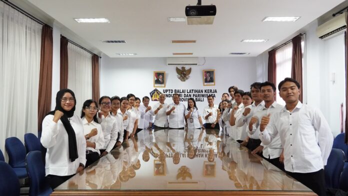 Penjabat (Pj) Gubernur Bali, Sang Made Mahendra Jaya melaksanakan kunjungan kerja (kunker) ke dua kantor Perangkat Daerah di lingkungan Pemerintah Provinsi Bali