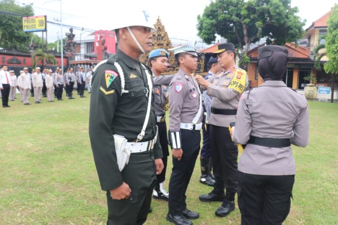 Kapolres Buleleng AKBP Ida Bagus Widwan Sutadi secara langsung memimpin apel gelar pasukan Ops Keselamatan Agung 2025 di Polres Buleleng