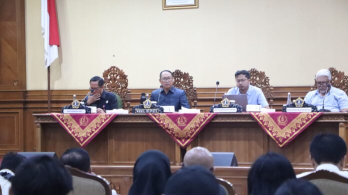 Wakil Bupati Ketut Suiasa saat memimpin rapat Koordinasi terkait kelangkaan Gas LPG 3 Kg di Ruang Rapat Kerta Gosana Puspem Badung, Selasa (11/2/2025)