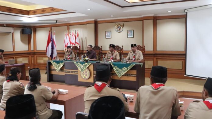 Wakil Bupati Badung I Ketut Suiasa selaku Ketua Gerakan Pramuka Kwarcab Badung melakukan ramah tamah dengan Gerakan Pramuka Kwarcab Badung, di Gedung Kwarcab Badung, Kuta Utara, Selasa (18/2/2025)