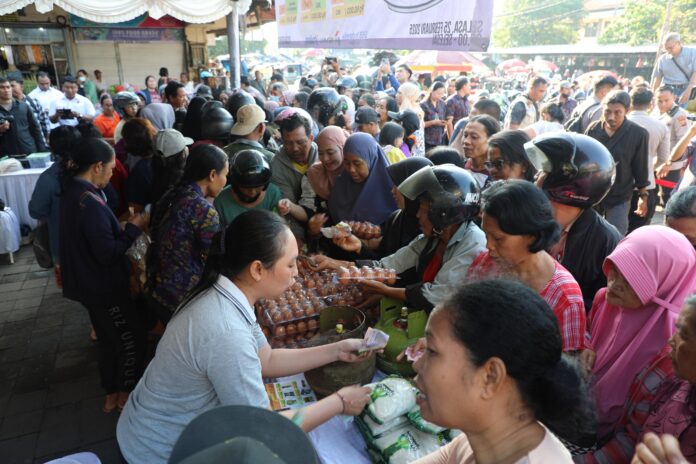 Kepolisian Daerah Bali menggelar Operasi Pasar Pangan Murah di Pasar Kreneng, Denpasar, pada Selasa (25/2/2025)