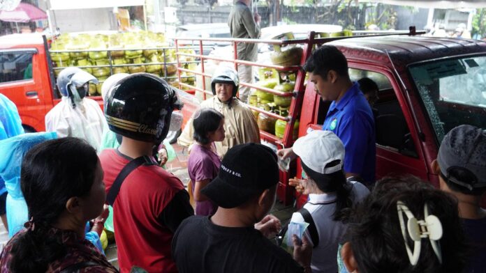 Tim Pengawasan Terpadu Disperindag Provinsi Bali bersama PT Pertamina dan Hiswana Migas memantau pelaksanaan “Extra Dropping” LPG 3 kg oleh Pertamina Patra Niaga di tiga lokasi di Kota Denpasar