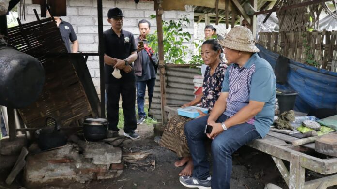 Bupati Jembrana, I Nengah Tamba menemui lansia terlantar di wilayahnya