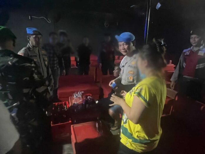 Tim Gabungan Polres Klungkung dan Kodim 1610/Klungkung menggelar razia cafe di wilayah Klungkung