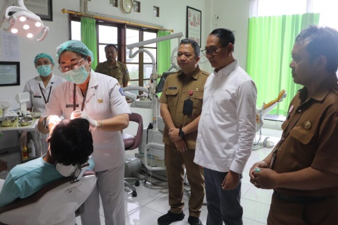 Wakil Bupati Badung, I Ketut Suiasa saat memantau pelaksanaan program nasional Pemeriksaan Kesehatan Gratis (PKG) di Puskesmas Kuta 1, Senin (10/2/2025)