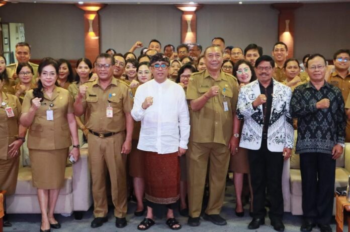 Wali Mota Denpasar, I Gusti Ngurah Jaya Negara saat menyerahkan SK secara simbolis kepada Kepsek SD dan SMP di Kota Denpasar yang berlangsung di Garaha Sewaka Dharma Lumitang, Denpasar, Senin (10/3/2025)