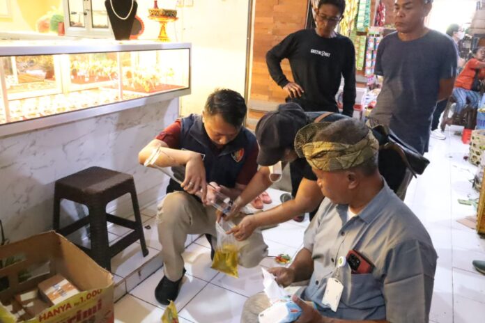 Satgas Disperindag bersama Reskrim Polres Gianyar melakukan operasi pasar. Hasilnya ditemukan adanya ketidaksesuaian volume minyak goreng