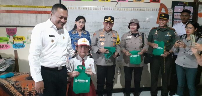 Bupati Gianyar, I Made Mahayastra, meninjau pelaksanaan program pemerintah pusat Makan Bergizi Gratis (MBG) bersama Forum Koordinasi Pimpinan Daerah (Forkopimda) Gianyar di SD Negeri 3 Batubulan dan SMP N 5 Sukawati, Senin (17/3/2025)