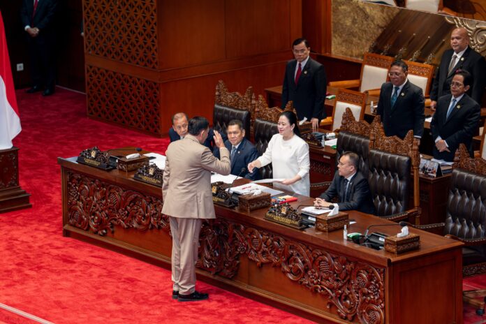 Menteri Pertahanan RI Sjafrie Sjamsoeddin menyapa Ketua DPR RI Puan Maharani dengan salam hormat usai rapat paripurna DPR RI yang mengesahkan Rancangan Undang-Undang tentang Perubahan atas Undang-Undang Nomor 34 Tahun 2004 tentang Tentara Nasional Indonesia (RUU TNI) menjadi Undang-Undang di Gedung Nusantara II, Komplek Parlemen, Senayan, Jakarta, Kamis (20/3/2025). (Foto: DPR RI)