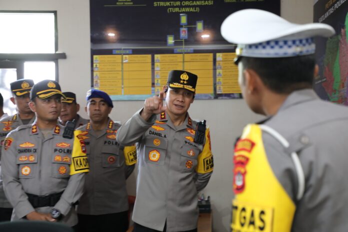 Kapolda Bali, Irjen Pol. Daniel Adityajaya, S.H., S.I.K., M.Si. bersama sejumlah pejabat utama mengecek Pos Pelayanan Lebaran dan arus mudik di Terminal Tipe A Mengwi, Kabupaten Badung, Bali, pada Senin (24/3/2025)