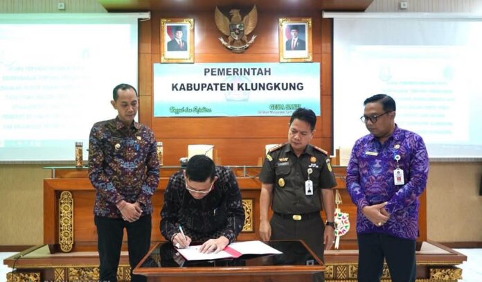 Bupati Klungkung, I Made Satria menandatangani Nota Kesepahaman Pemkab Klungkung dengan Kejari Klungkung 