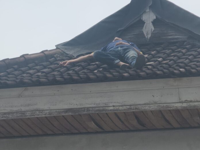 Seorang pria diduga hendak mencuri masuk ke rumah warga di Jalan Tukad Ayung, Denpasar Timur, pada Rabu (26/3/2025) sekitar pukul 12.30 WITA