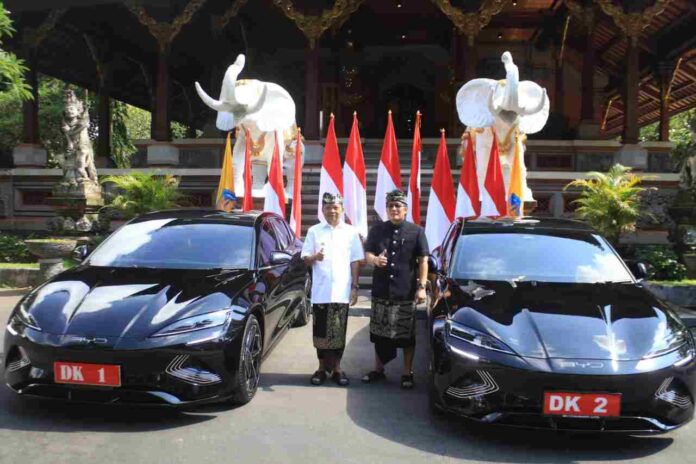 Pasangan Koster-Giri gunakan mobil listrik sebagai kendaraan dinas. Hal ini sebagai komitmen untuk mengurangi emisi karbon dan menerapkan kendaraan ramah lingkungan