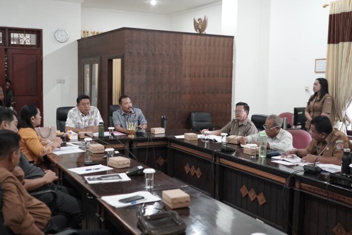 Rapat Komisi IV DPRD Buleleng bersama Dinas Pendidikan dan Dinas Kesehatan membahas Perda tentang LKPJ Tahun 2024 di ruang Komisi IV DPRD Buleleng