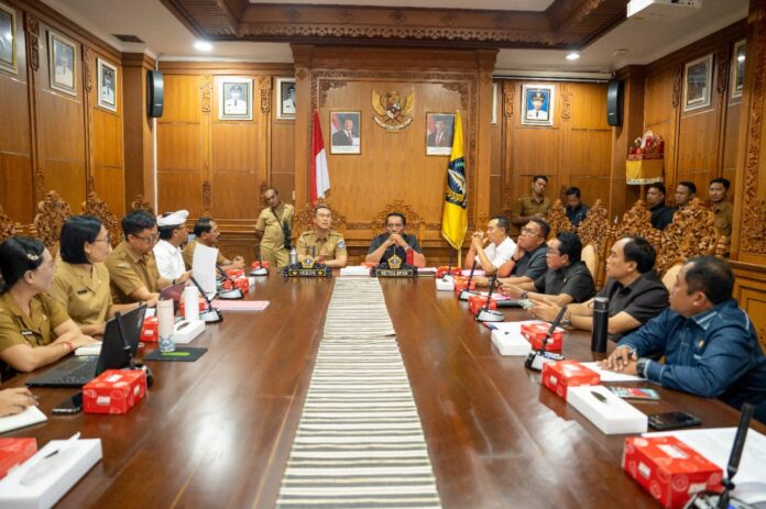 Sekda IB Surya Suamba saat melaksanakan rakor strategis bersama Ketua DPRD Kabupaten Badung I Gusti Anom Gumanti di ruang rapat Nayaka Gosana I, Puspem Badung, Senin (21/4/2025)