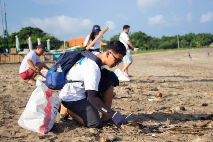 FL Technics Indonesia bersama Komunitas Lingkungan Sea Soldier saat membersihkan Pantai