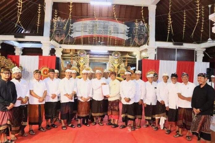 Wali Kota Denpasar, I Gusti Ngurah Jaya Negara dalam pelaksanaan Pengukuhan Bendesa dan Prajuru Desa Adat Intaran, Sanur, Kecamatan Denpasar Selatan untuk masa bakti 2025–2031 yang berlangsung di Wantilan Desa Adat Intaran