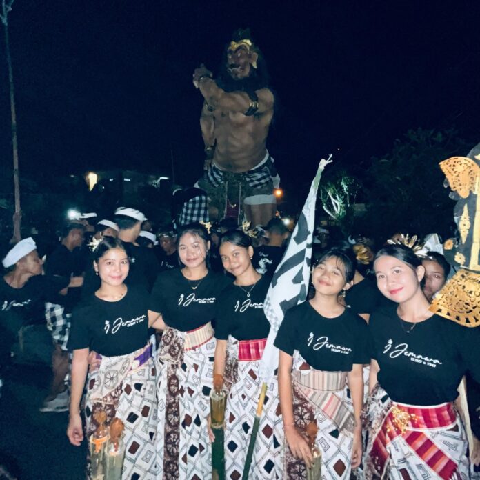 STT Satria Maha Yowana Banjar Dinas Waliang, Abang, Karangasem kompak mengenakan selendang berbahan kain Tenun Cagcag yang menjadi warisan leluhur mereka