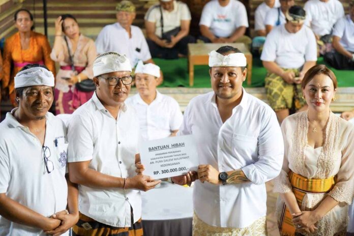 Wakil Bupati Badung, Bagus Alit Sucipta bersama Istri Ny. Yunita Alit Sucipta hadiri Karya Padudusan Alit, Ngelinggihang lan Mecaru di Pura Dalem Majapahit, Merajan lan Natah Tangkas Kori Agung, Br. Ketapang, Kelurahan Kedonganan, Kamis (3/4/2025)