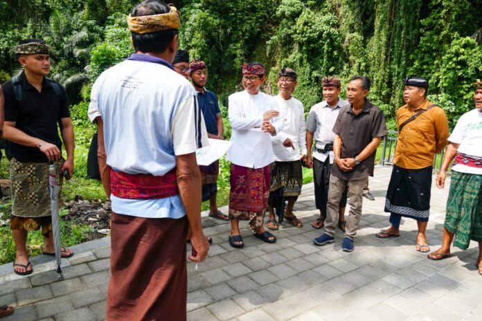 Bupati Adi Arnawa saat meninjau tempat Melasti Desa Adat Abiansemal yang berlokasi di Subak Latu Jalan Pendet Latu Abiansemal, Badung, Sabtu (10/5/2025)