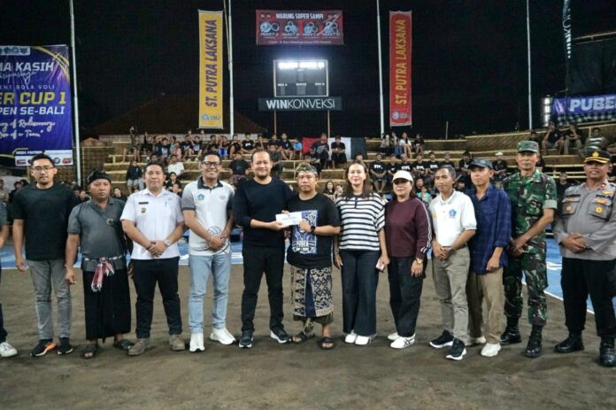 Wabup Bagus Alit Sucipta membuka Turnamen Bola Voli Puber Cup I Semi Open se-Bali Tahun 2025, di lapangan Bola Voli Puber, Rabu (14/5/2025)