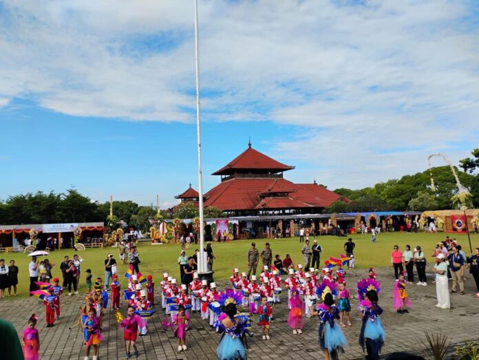 Pelaksanaan lomba drumband PAUD yang turut memeriahkan peringatan Hari Pendidikan Nasional (Hardiknas) yang berlangsung di Alun-alun Ida Dewa Agung Jambe