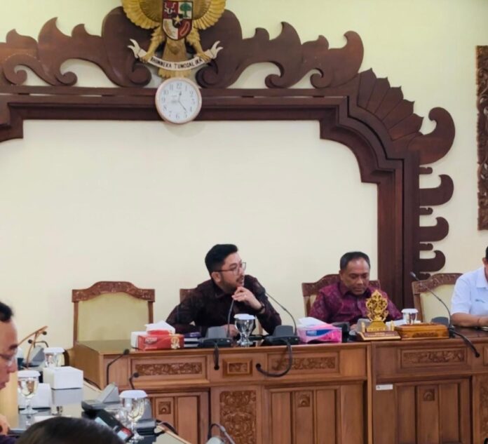 Dewan Perwakilan Rakyat Daerah (DPRD) Provinsi Bali saat melakukan rapat kerja bersama PLN UID Bali