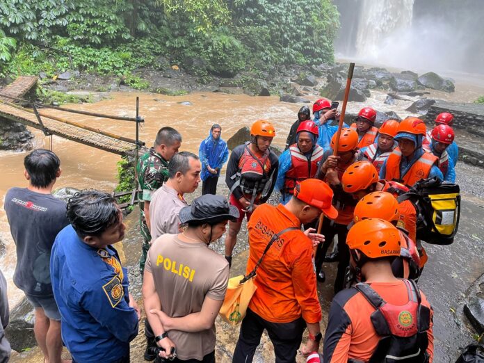 Tim SAR gabungan saat melakukan pencarian korban di sekitar Air Terjun Nungnung