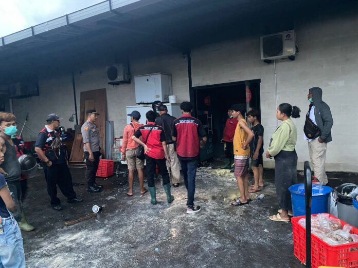 Kebakaran hebat melanda Gudang Pengasapan Daging milik Oz-Britts yang berlokasi di Jalan Sunset Road No. 27 D, Kelurahan Kuta, Kecamatan Kuta, Kabupaten Badung pada Kamis (22/5/2025) sore, sekitar pukul 16.30 WITA