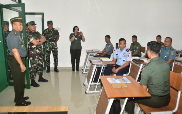 Panglima TNI Jenderal TNI Agus Subiyanto meninjau langsung pelaksanaan Kursus Intensif Bahasa Prancis bagi Personel TNI Pengawak Alutsista TA 2025, bertempat di Akademi Militer (Akmil) Magelang, Jawa Tengah. (sumber: Puspen TNI)