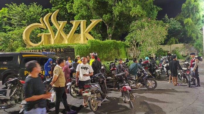 Belasan sepeda motor terjaring razia di depan lokasi patung Garuda Wisnu Kencana di Desa Pecatu, Kuta Selatan, Kabupaten Badung, pada Sabtu (31/5/2025) sekira pukul 23.00 WITA