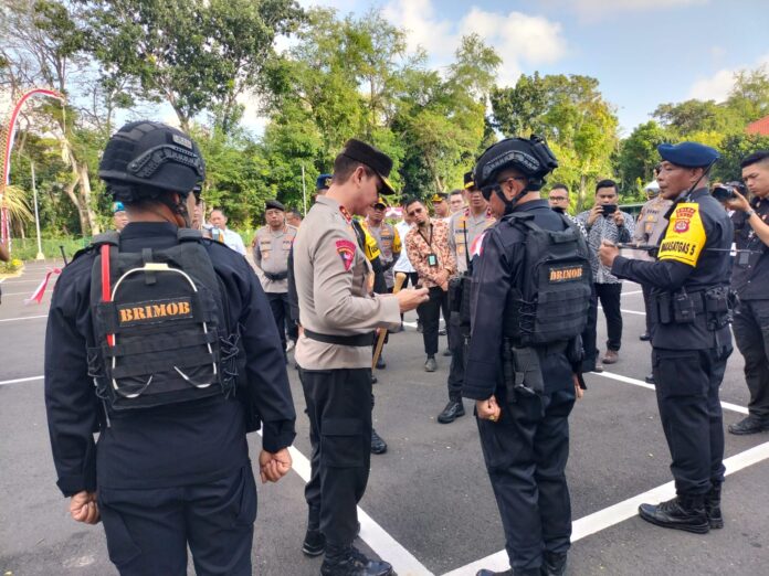 Kapolda Bali, Irjen Pol Daniel Adityajaya melaksanakan gelar pasukan di Central Parkir ITDC, Nusa Dua, Kuta Selatan, pada Senin (16/6/2025)