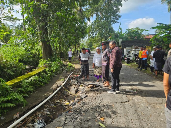 Bupati Gus Par turun langsung meninjau salah satu jalan rusak di Karangasem