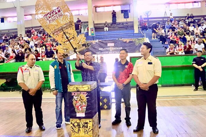 Sekda Kota Denpasar, Ida Bagus Alit Woradana menancapkan Kayonan sebagai tanda pembukaan Lomba Marching Band, Langgam Indonesia XXXVII Tahun 2025 Divisi TK yang berlangsung di GOR Ngurah Rai, Denpasar