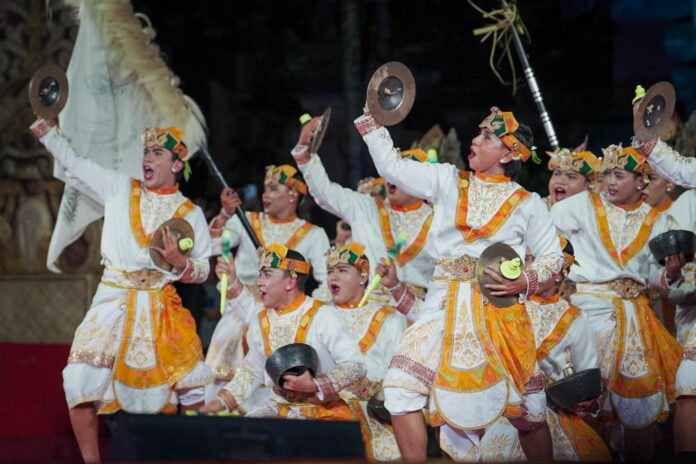 Duta Kabupaten Badung dari Komunitas Seni Jong Gembyong, Desa Adat Pangsan, Kecamatan Petang, menampilkan garapan bertajuk 