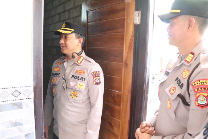 Polda Bali melaksanakan bakti sosial berupa peresmian dan penyerahan bantuan bedah rumah