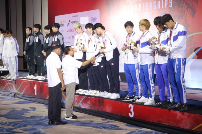 Penyerahan medali kepada para pemenang Asian Fencing Championships (AFC) 2025 yang digelar di International Convention Centre, Westin Resort Nusa Dua, Badung
