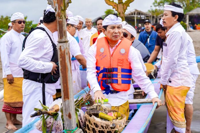 Bupati Wayan Adi Arnawa saat melasti Ida Batara Pura Lingga Bhuwana ke Segara Batu Bolong Canggu, Kuta Utara, Jumat (4/7/2025)