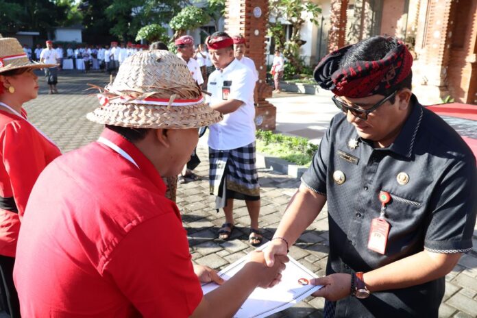 Acara Pelantikan dan Pengambilan Sumpah Janji PPPK Tahap 1 Tahun Anggaran 2024, Penyerahan Penghargaan Pensiunan PNS TMT 1 Juli 2025, serta pemberian penghargaan Lomba Bulan Bung Karno Ke VII Tahun 2025 di Halaman Kantor Bupati Tabanan, pada Kamis (17/7/2025)