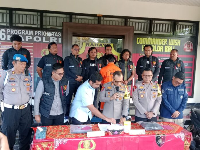 Polres Karangasem gelar konferensi pers kasus penusukan dengan menghadirkan pelaku IKE