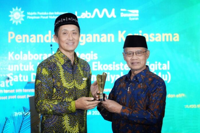 (kiri-kanan) D. Ejima, Direktur Utama Danamon; Prof. Dr. H. Haedar Nashir, M.Si., Ketua Umum Pimpinan Pusat Muhammadiyah. (ist)