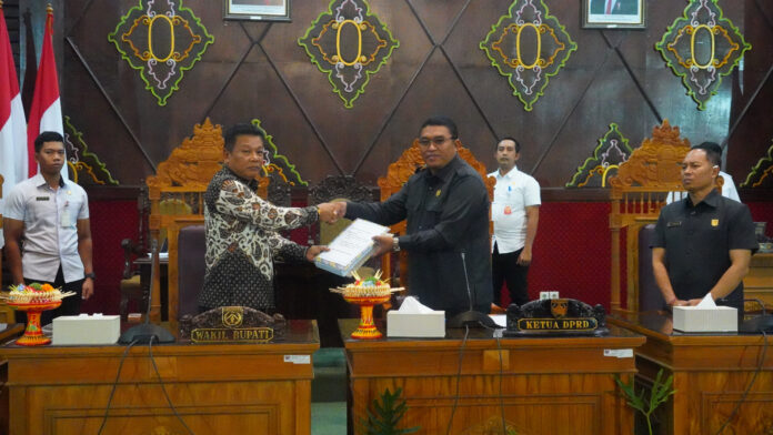 Wakil Bupati Karangasem Pandu Prapanca bersama Ketua DPRD Karangasem Wayan Suastika dalam rapat paripurna pembahasan KUPA-SB dan PPPAS-SB 2025