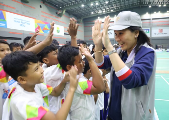 Wamen PPPA Veronica Tan saat membuka kegiatan Ferrero’s Kinder Joy of Moving (KJOM) Indonesia 2025 di GOR PB Jaya Raya, Tangerang Selatan.