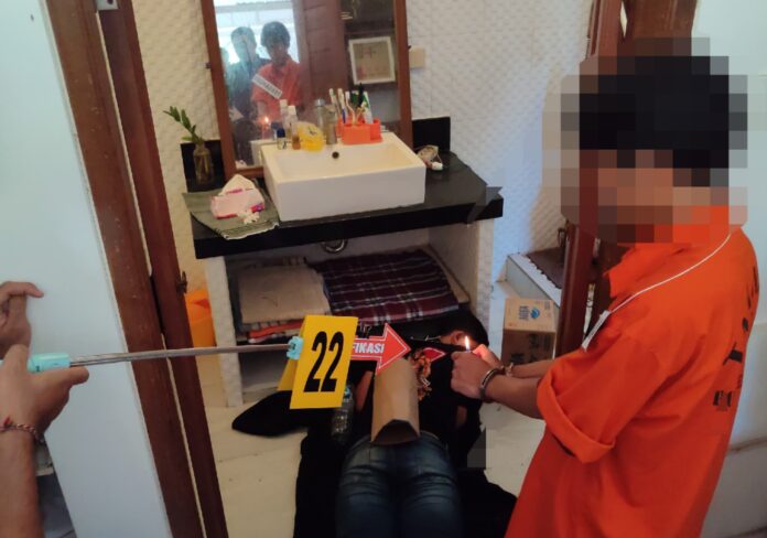 Rekonstruksi yang berlangsung di TKP Villa Jalan Gurita, Banjar Pegok, Kelurahan Sesetan, Denpasar Selatan, pada Senin (7/7/2025)