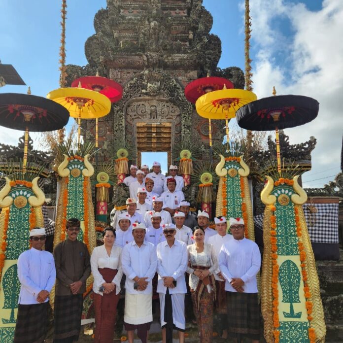 Bupati Bangli, Sang Nyoman Sedana Arta beserta jajaran, melaksanakan persembahyangan bersama serangkaian Pujawali Ida Betara di Pura Puseh Bangli, Kelurahan Kawan, pada Senin (14/7/2025)
