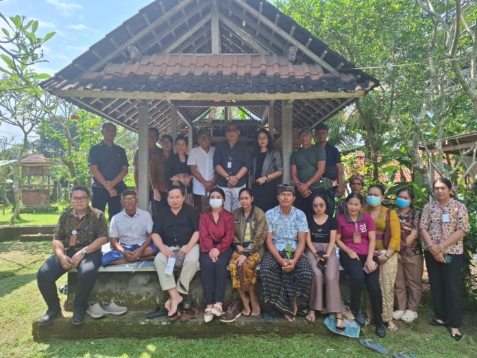 DPRD Gianyar bersama pihak RSUD Sanjiwani dan pejabat kompeten lainnya saat berkunjung ke rumah almarhum di Banjar Kelusu Pejeng, Tampaksiring