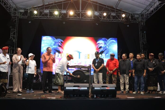 Wakil Bupati I Made Dirga secara resmi membuka Pangkung Tibah Beach Festival 2025, Sabtu (16/8/2025) di Pantai Pangkung Tibah, Jalan Segara, Desa Pangkung Tibah, Kecamatan Kediri, Kabupaten Tabanan