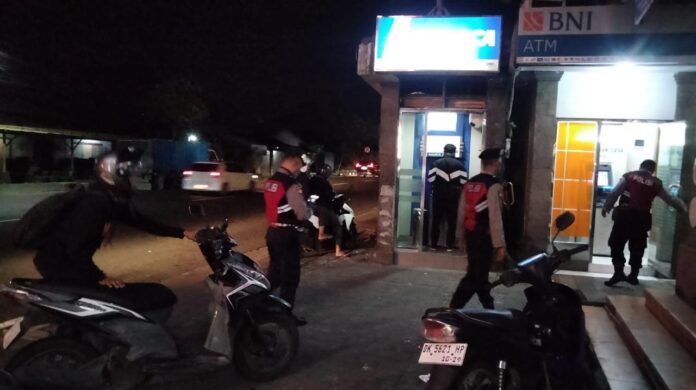 Unit Satuan Samapta Polres Badung melaksanakan patroli subuh di sejumlah titik rawan di kawasan Jalan Raya Mengwitani, Kecamatan Mengwi, Badung, pada Kamis (21/8/2025) pagi