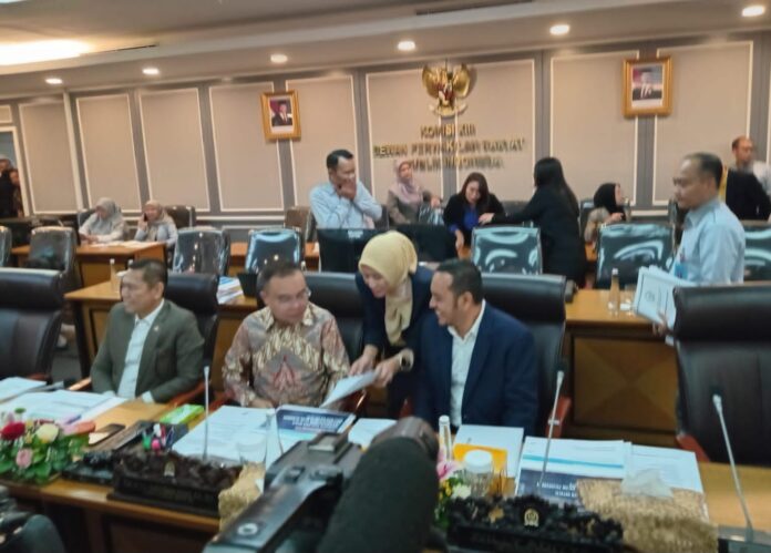 Wakil Ketua DPR RI Sufmi Dasco Ahmad (tengah/baju batik) saat memimpin rapat konsultasi yang dihadiri DPR, pemerintah yang diwakili Kementerian Hukum, Lembaga Manajemen Kolektif Nasional (LMKN), sejumlah LMK, hingga perwakilan musisi dan komposer lagu di Kompleks Parlemen, Senayan, Jakarta, Kamis (20/8/2025). (Foto: balipuspanews.com)