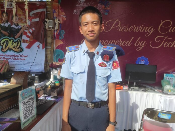 I Dewa Gede Agung Dean Putra Purwita, siswa kelas 10 TJKT dari SMK Negeri Bali Mandara yang meraih juara 1 lomba Programming Diskominfosanti Buleleng